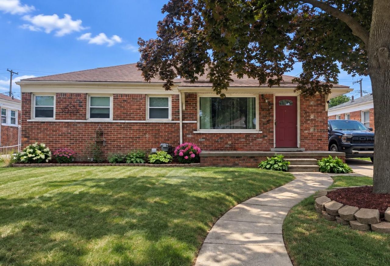 9994 E Clements Circle, Livonia, MI 48150 Main Photo