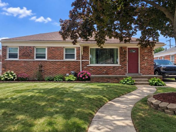 9994 E Clements Circle, Livonia, MI 48150