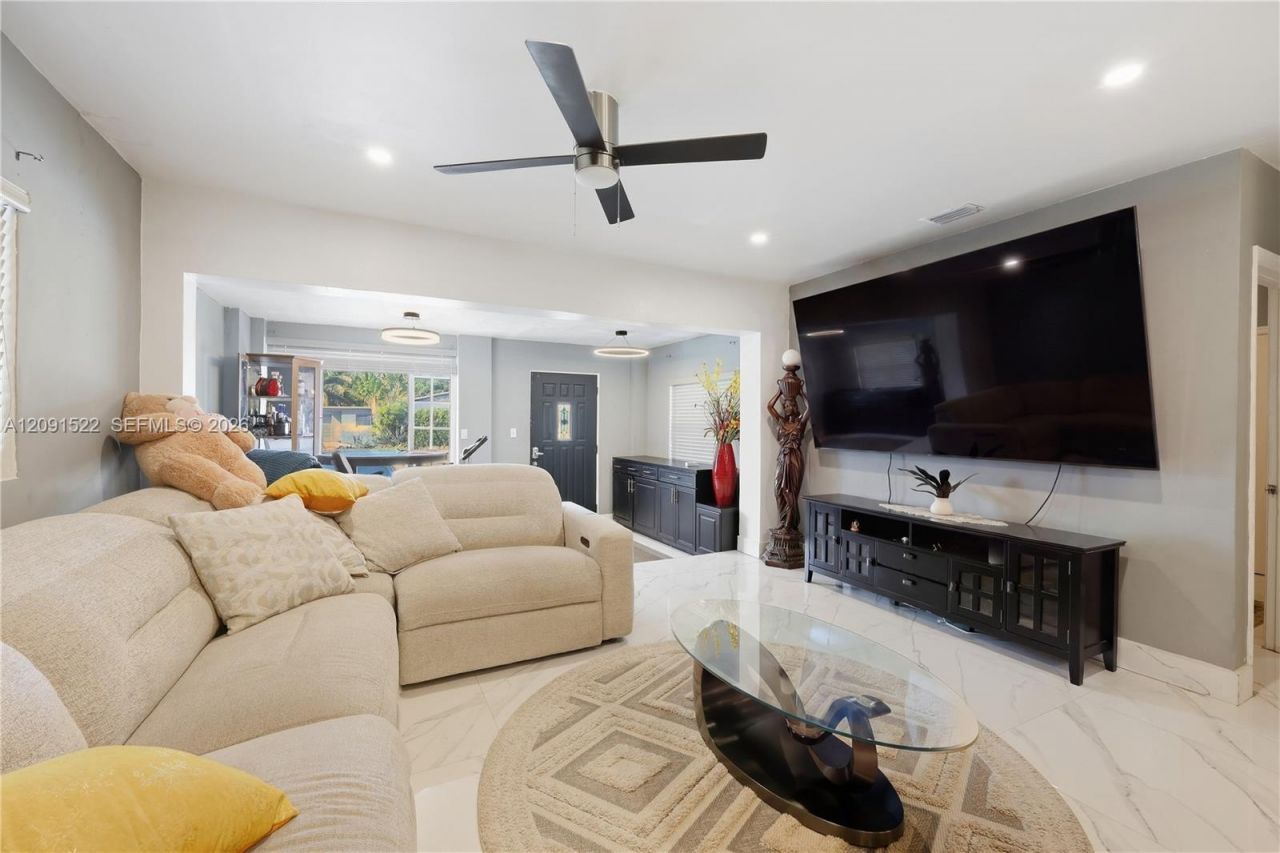 1170 NE 135th St, North Miami, FL 33161 Photo