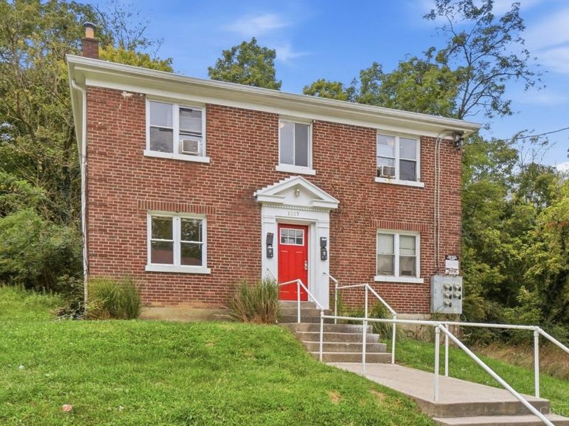 3065 Bracken Woods Lane, Cincinnati, OH 45211 Photo 2