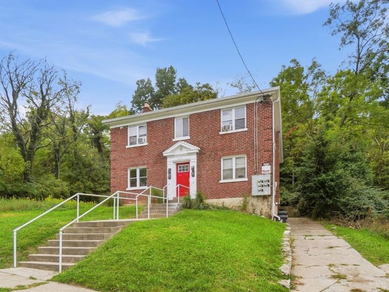 3065 Bracken Woods Lane, Cincinnati, OH 45211 Photo 3