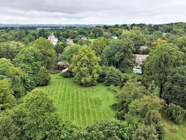 1560 PENLLYN BLUE BELL PIKE, BLUE BELL, PA 19422
