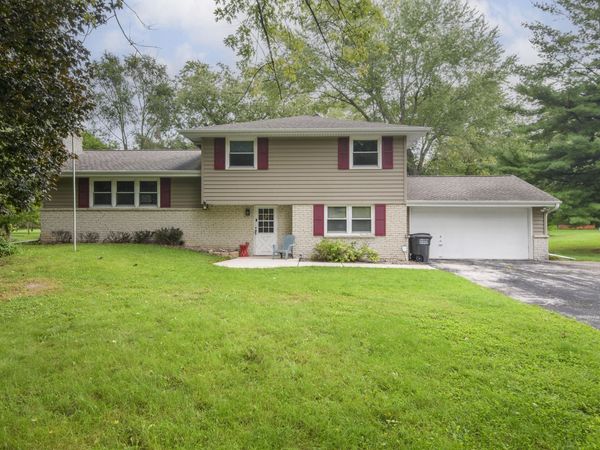 W276N1606 Spring Creek Dr, Pewaukee, WI 53072
