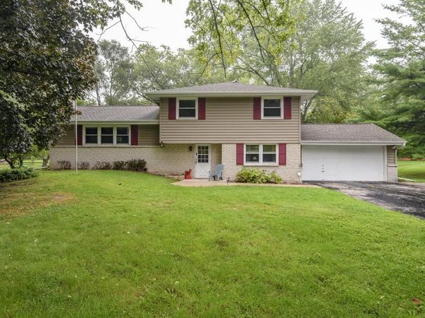 W276N1606 Spring Creek DRIVE, Pewaukee, WI 53072