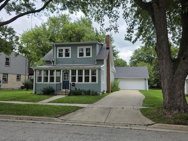 29 S Locust St, Oconomowoc, WI 53066
