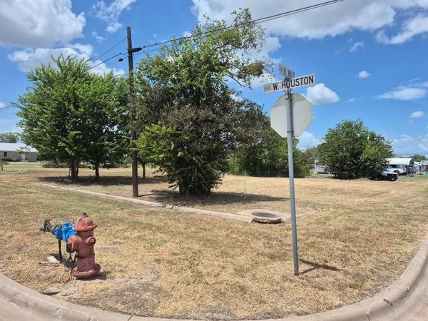 507 W. Houston , Giddings, TX 78942