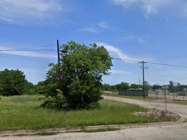 507 W. Houston , Giddings, TX 78942