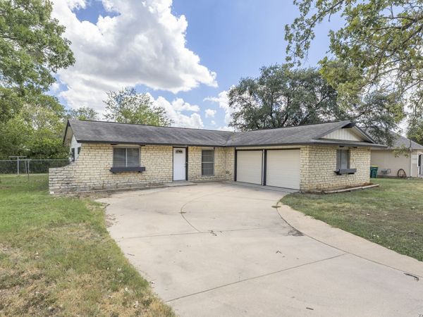106 Woodview Dr, Live Oak, TX 78233