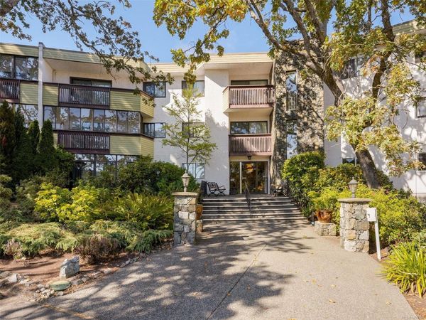 3962 Cedar Hill Rd, Unit #312, Saanich, BC V8N 3B8