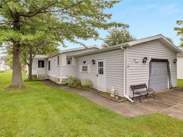57 Golden Pond, Akron, NY 14001