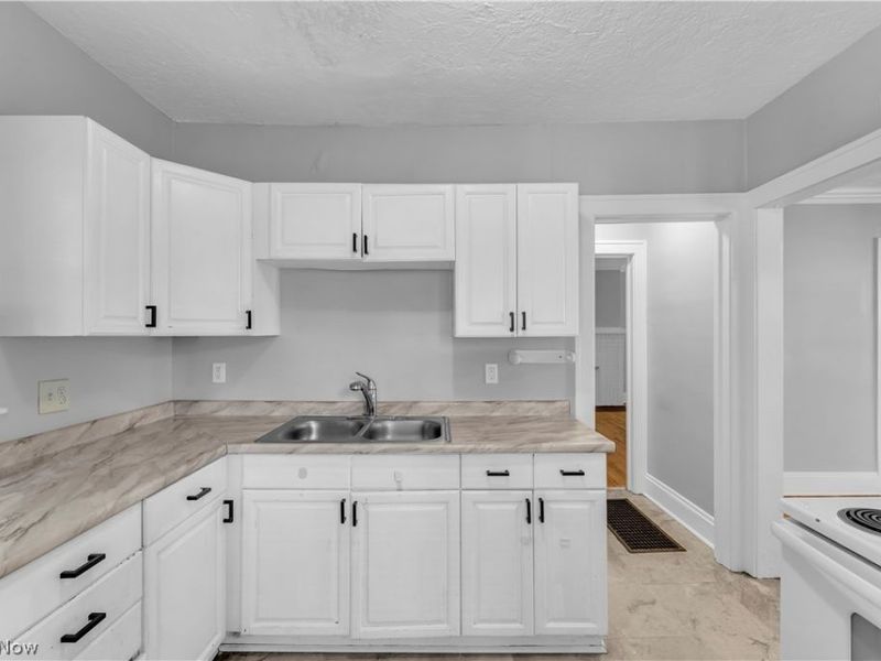 921 Helmsdale Road, Cleveland Heights, OH 44112 Photo 11