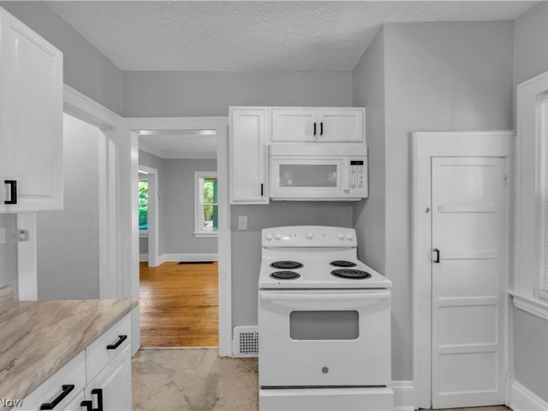 921 Helmsdale Road, Cleveland Heights, OH 44112 Photo 12
