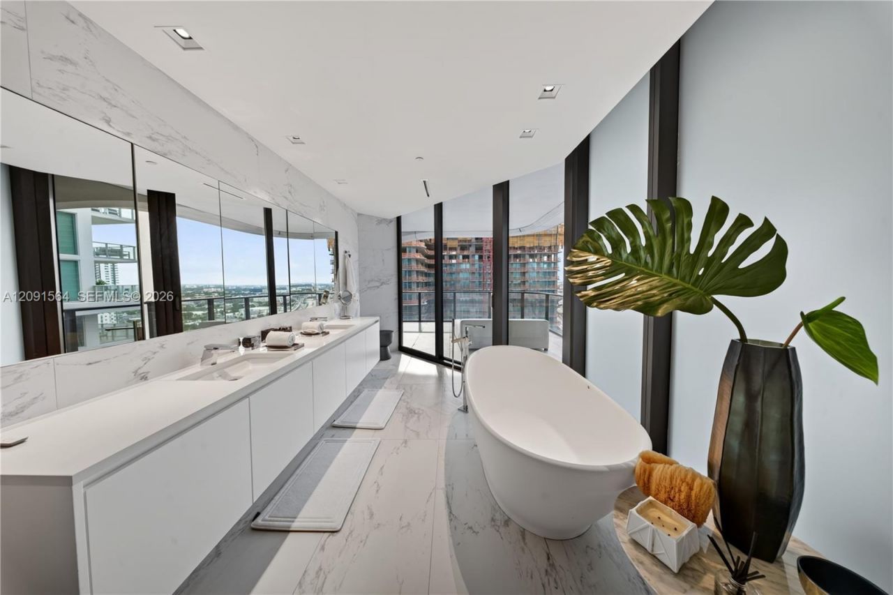 1000 NE Biscayne Blvd , Unit 2202, Miami, FL 33132 Photo