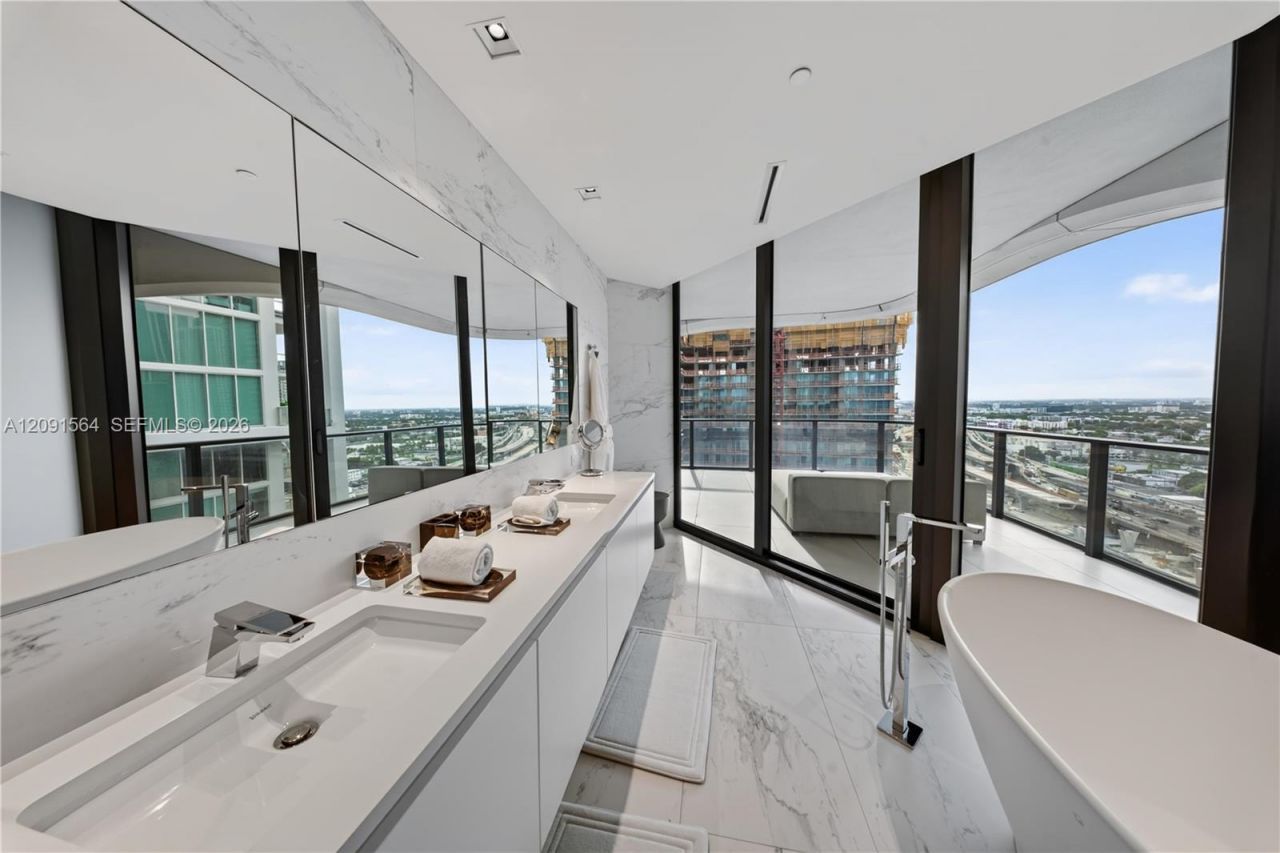 1000 NE Biscayne Blvd , Unit 2202, Miami, FL 33132 Photo