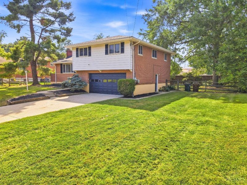 8819 Cavalier Drive, Springfield Township, OH 45231 Photo 2