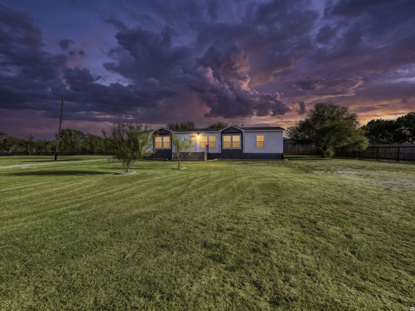 680 SE FRONT AVE E, Sabinal, TX 78881