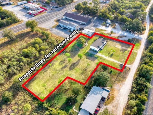680 SE FRONT AVE E, Sabinal, TX 78881