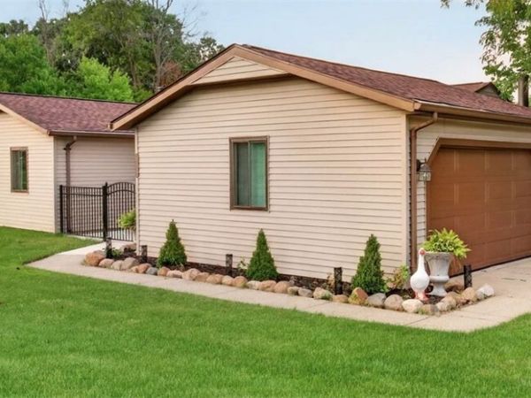 19029 Hunters Pointe Drive , Strongsville, OH 44136