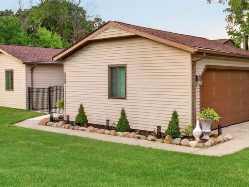 19029 Hunters Pointe Drive, Strongsville, OH 44136 Photo 1