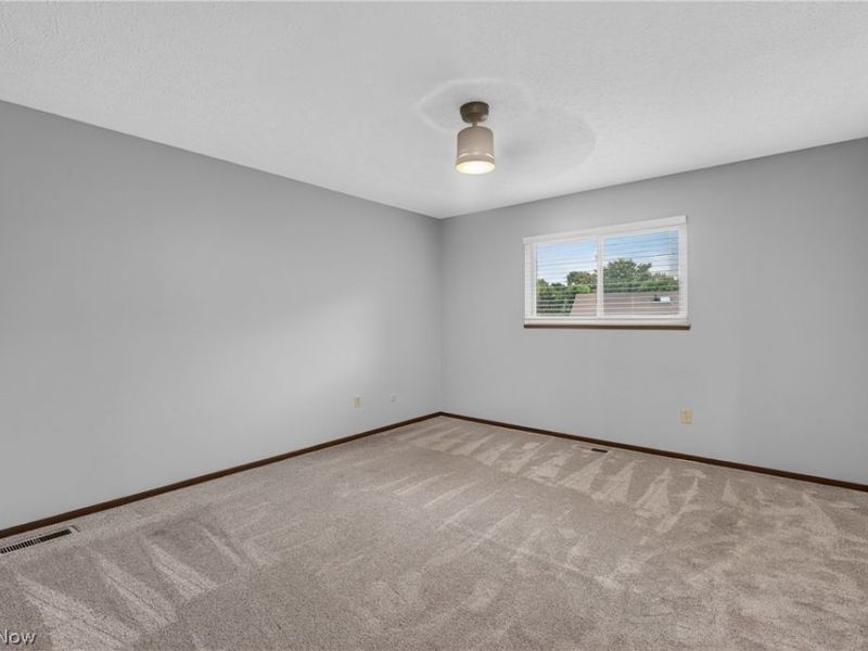 19029 Hunters Pointe Drive, Strongsville, OH 44136 Photo 16