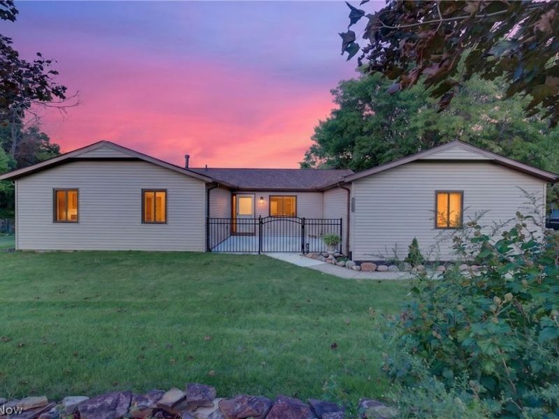 19029 Hunters Pointe Drive, Strongsville, OH 44136 Photo 2
