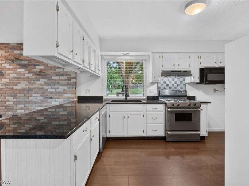 19029 Hunters Pointe Drive, Strongsville, OH 44136 Photo 4