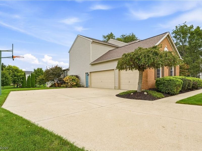 27212 Perry Circle, Olmsted Township, OH 44138 Photo 5