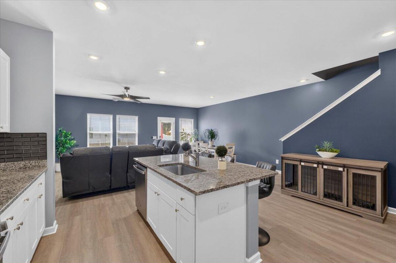 8051 Reagan Way Photo 10