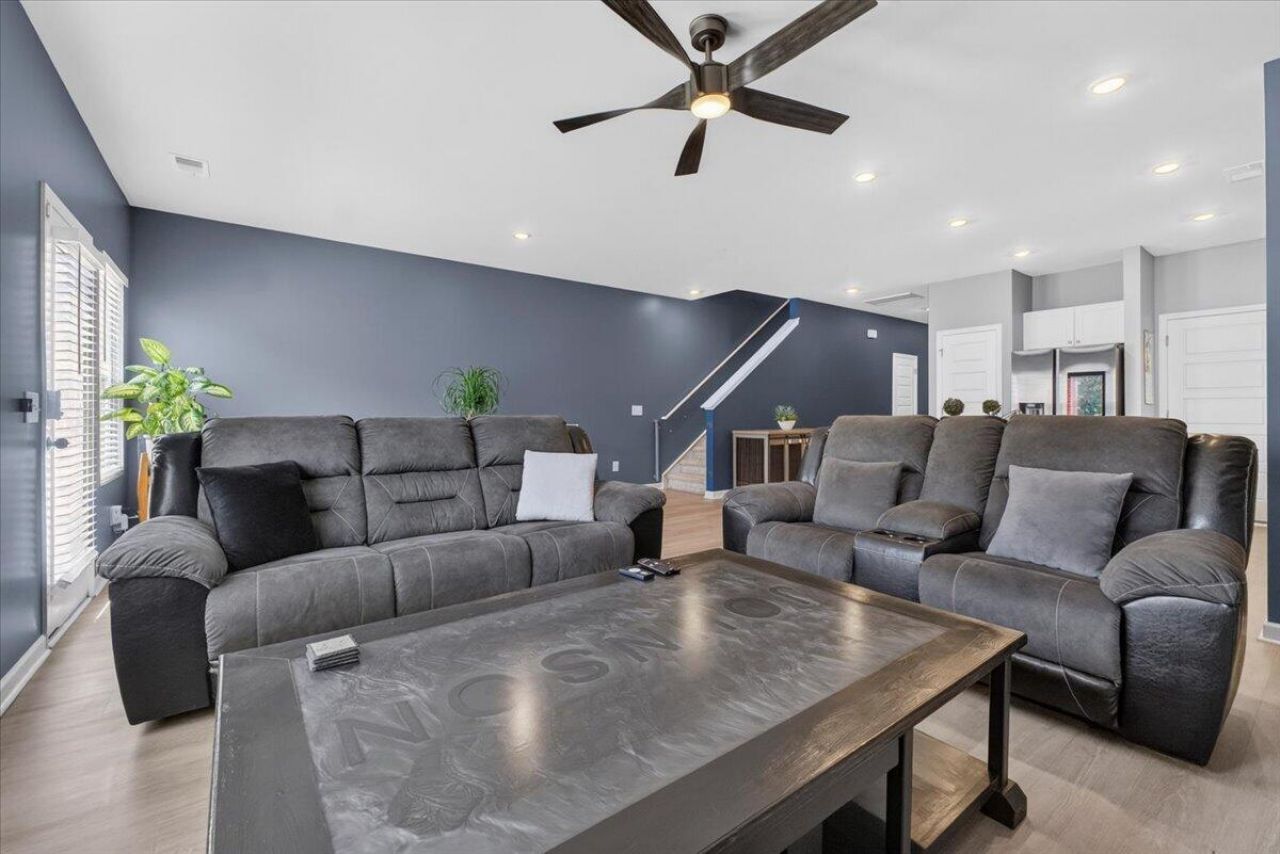 8051 Reagan Way Photo 6
