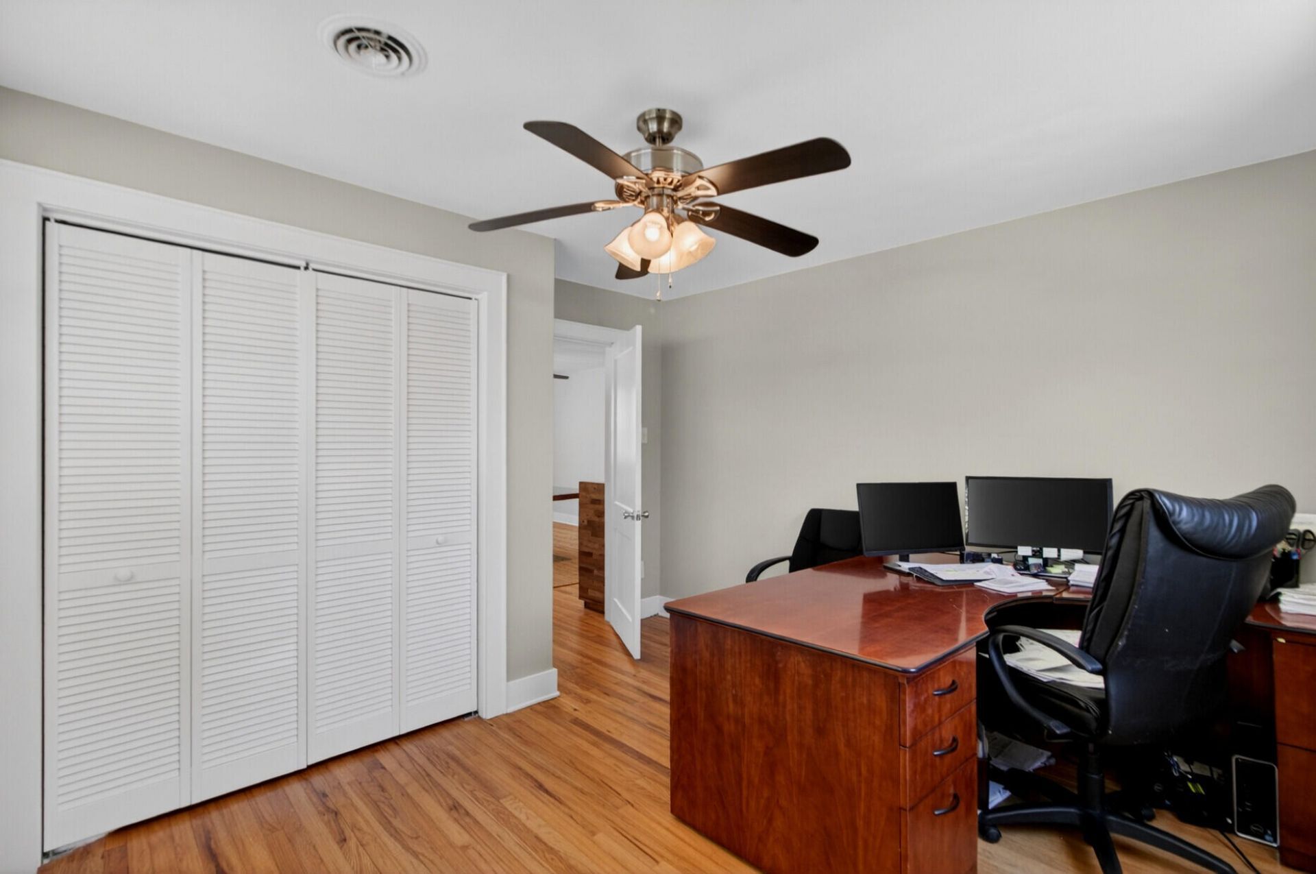 537 St. Andrew's Boulevard  Photo 17
