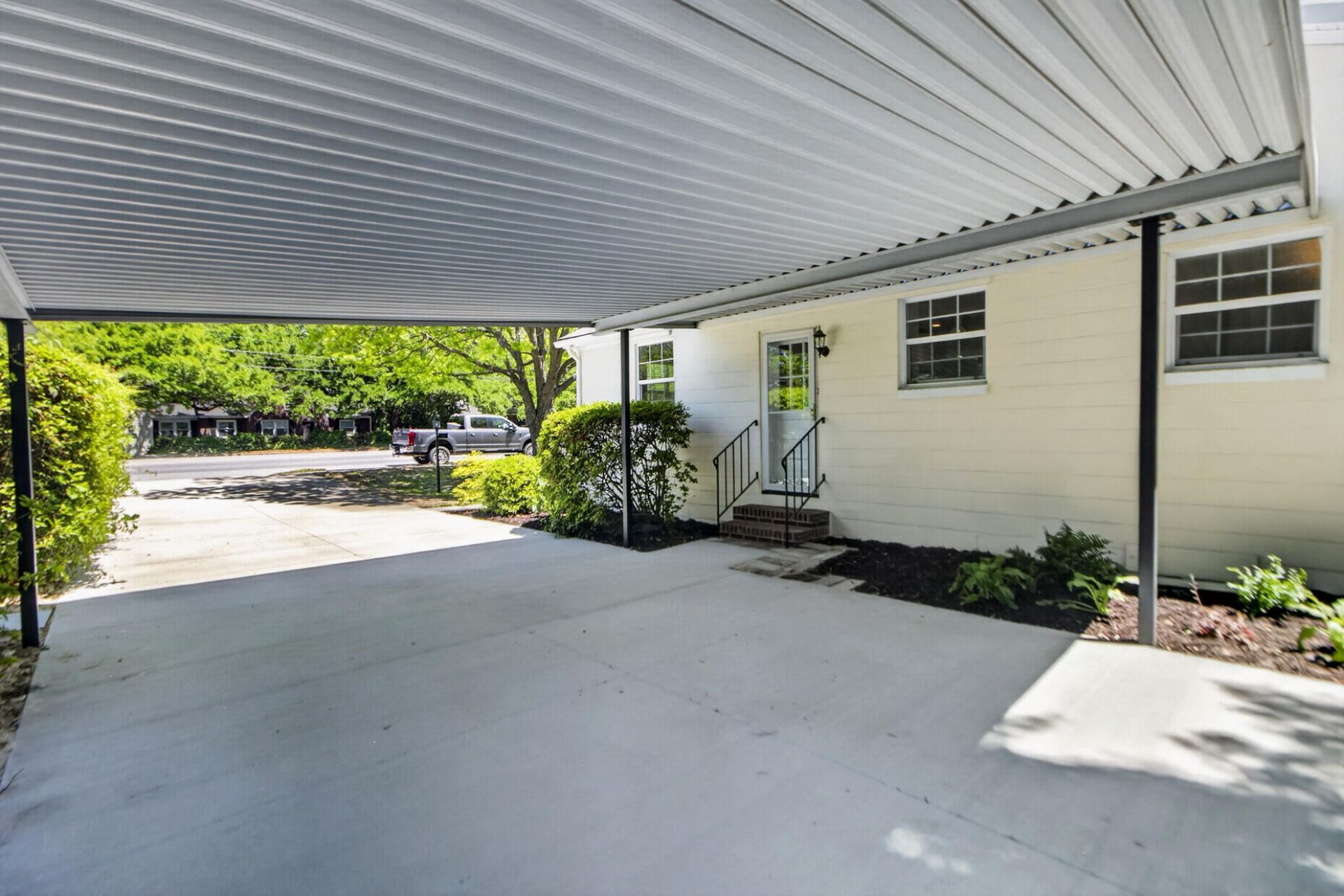537 St. Andrew's Boulevard  Photo 48