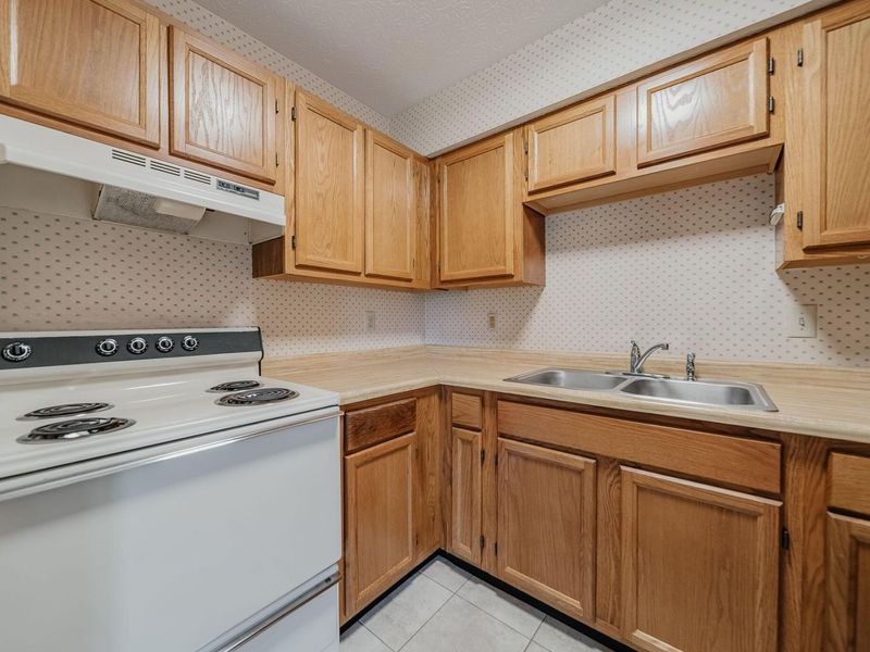 5885 Beechcroft Road , Unit 210, Columbus, OH 43229 Photo 9