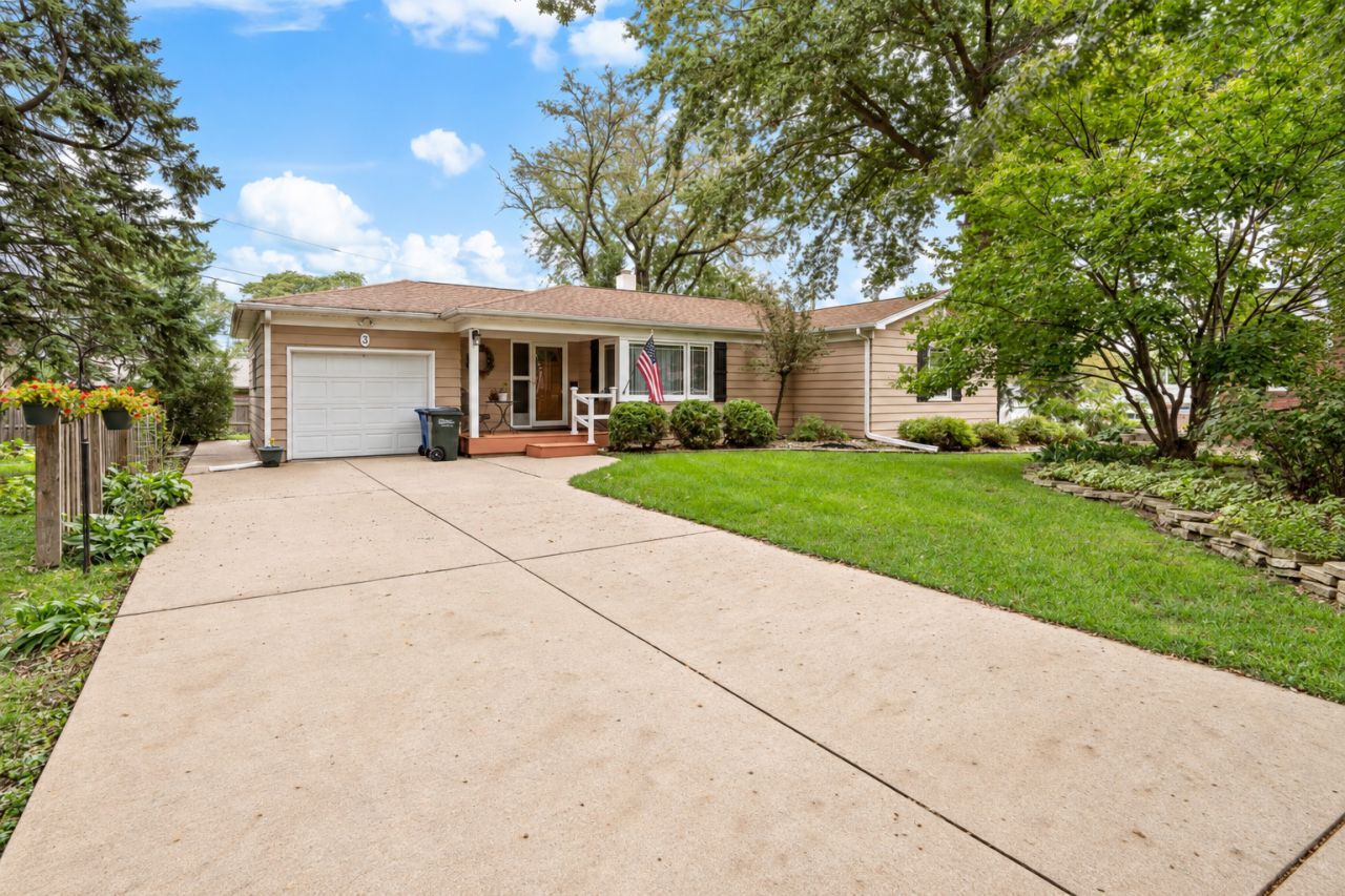 3 Hickory Grove Court, Davenport, IA 52804 Main Photo