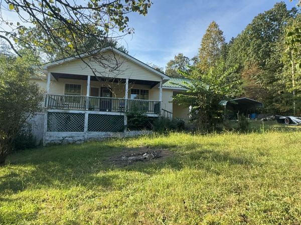 1694 Poplar Dr , Crossville, TN 38571