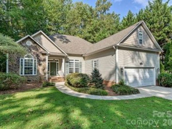 2715 Lakeview Circle, Matthews, NC 28105