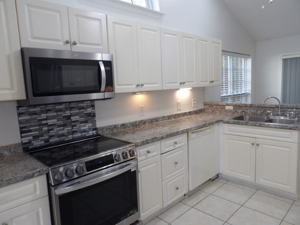 5040 Capulet Circle  Photo 9