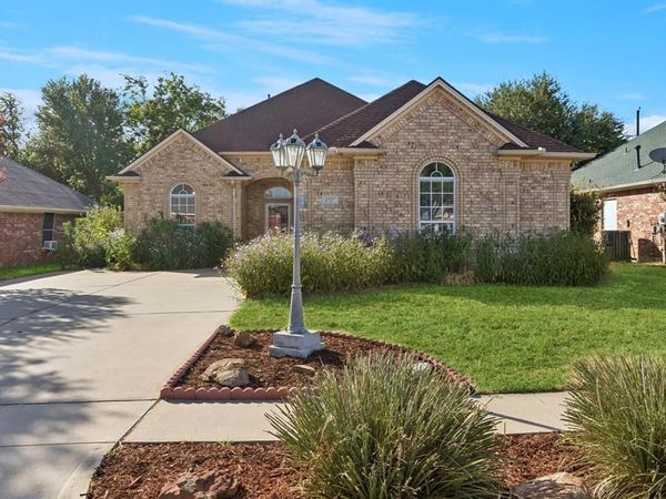 1727 Ridgecrest Drive, Cleburne, TX 76033