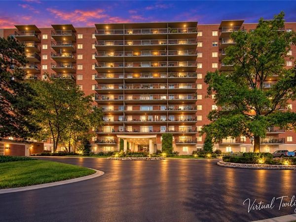 4550 Warwick Boulevard, Unit 914, Kansas City, MO 64111