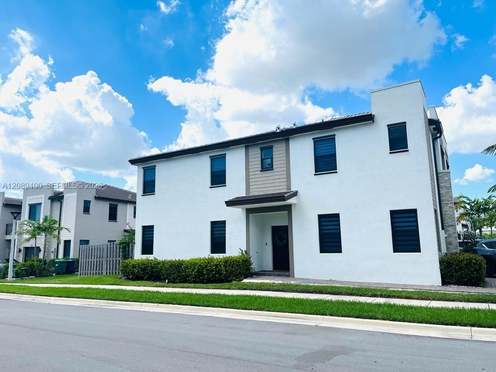 560 NE 206th Ln, Miami, FL 33179 Photo