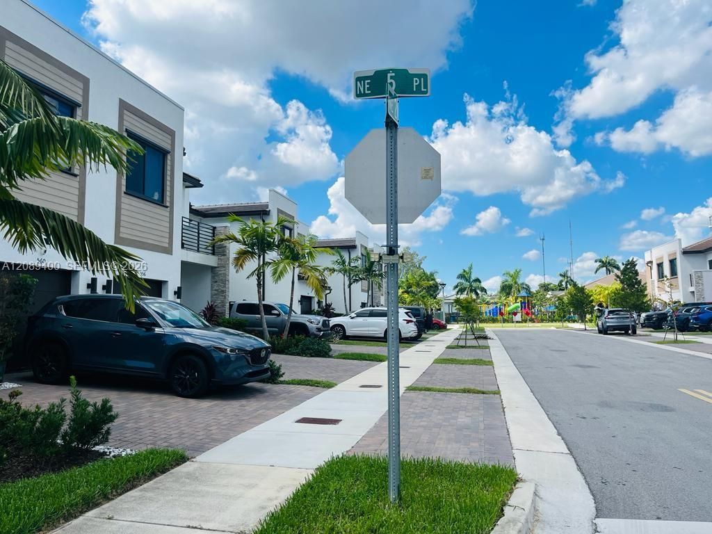 560 NE 206th Ln, Miami, FL 33179 Photo