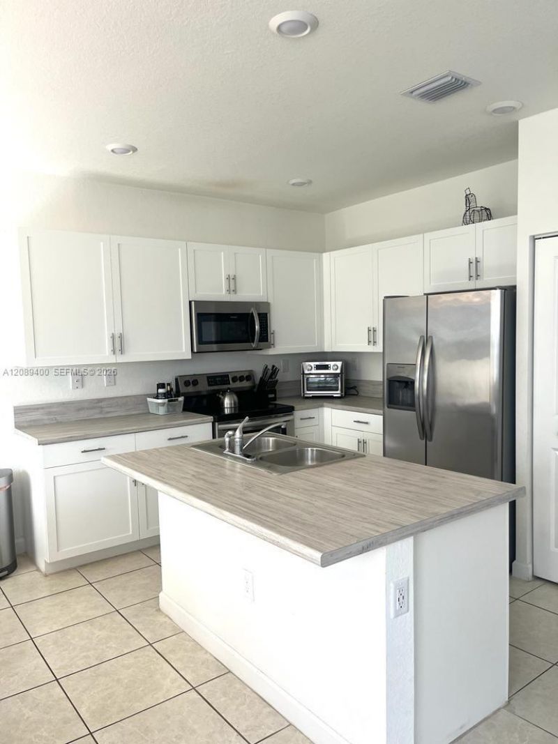 560 NE 206th Ln, Miami, FL 33179 Photo