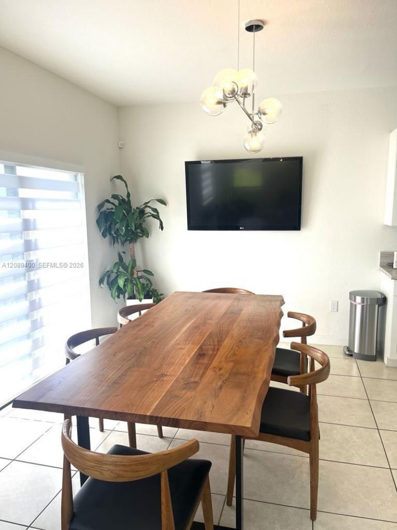 560 NE 206th Ln, Miami, FL 33179 Photo