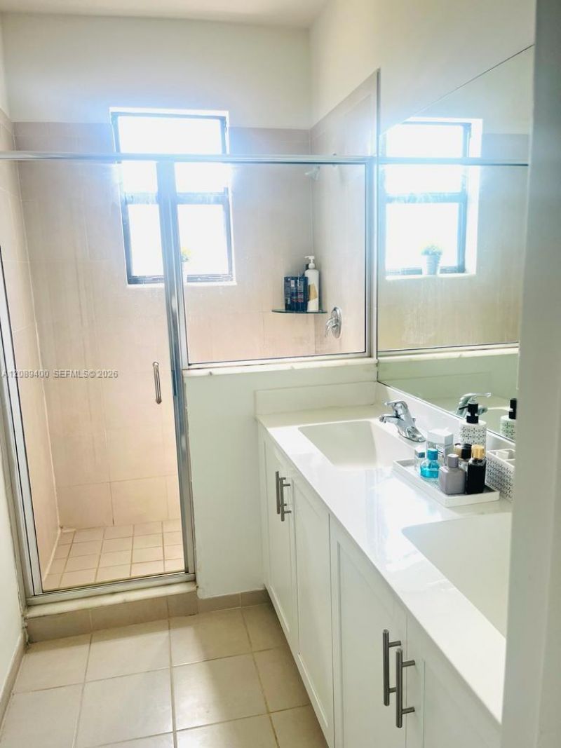 560 NE 206th Ln, Miami, FL 33179 Photo