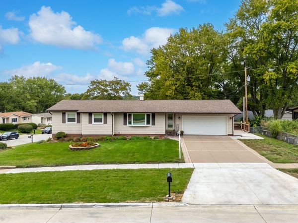 3002 29th Street , Bettendorf, IA 52722