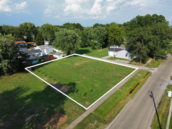 802 W 3rd Street , Flora, IL 62839