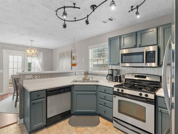 1061 Daventry Crossing , Woodstock, GA 30188
