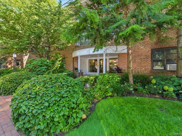 1 Town House Place , Unit 2L, Great Neck, NY 11021