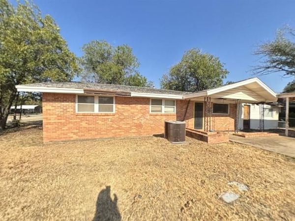 310 Combs Street, Quanah, TX 79252