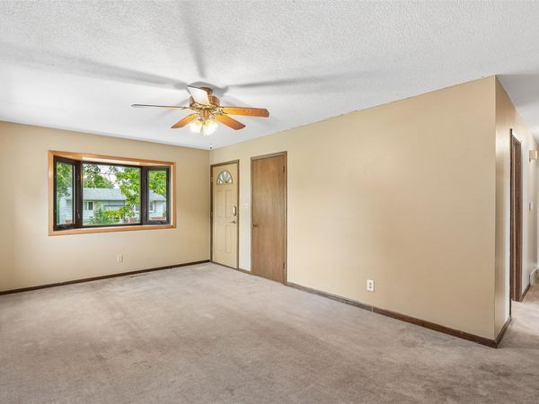 1107 N 10th Avenue E, Newton, IA 50208