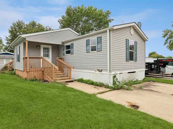 2100 Scott Blvd Trlr 35, Iowa City, IA 52240